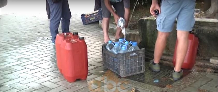 Vlorë, bashkë me sezoni turistik kthehet dhe kuçedra, uji i pijshëm me orare të reduktuara