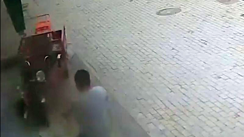 VIDEO/ Përplaset me triçiklin për të shpëtuar vogëlushen