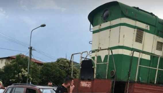 FOTO/Treni përplas makinën në Lushnje