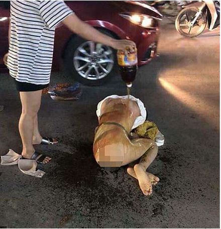 FOTO GALERI/ Zhvesh të dashurën e burrit në mes të rrugës, e lyen me salcë peshku e spec djegës