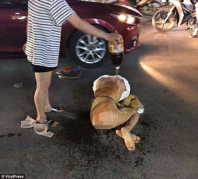 FOTO GALERI/ Zhvesh të dashurën e burrit në mes të rrugës, e lyen me salcë peshku e spec djegës