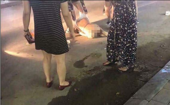 FOTO GALERI/ Zhvesh të dashurën e burrit në mes të rrugës, e lyen me salcë peshku e spec djegës