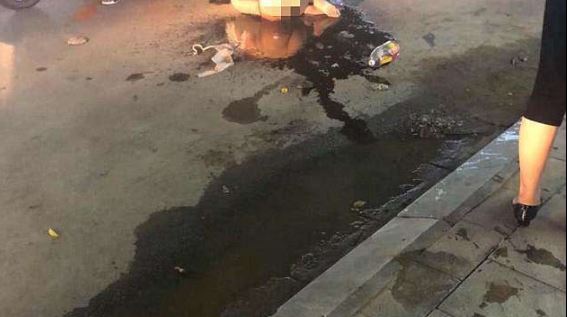 FOTO GALERI/ Zhvesh të dashurën e burrit në mes të rrugës, e lyen me salcë peshku e spec djegës