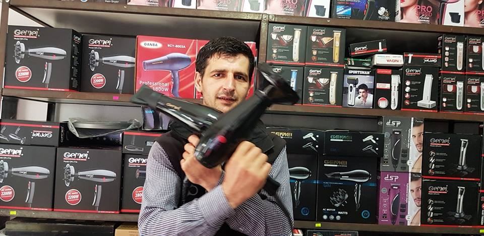 Aktivisti i njohur  ‘armatoset’ me tharëse flokesh, ja arsyeja