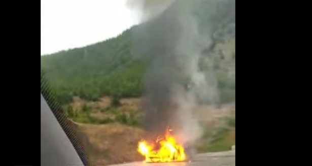 FOTO/Përfshihet nga flakët makina në Qafë-Thanë, ishte duke ecur