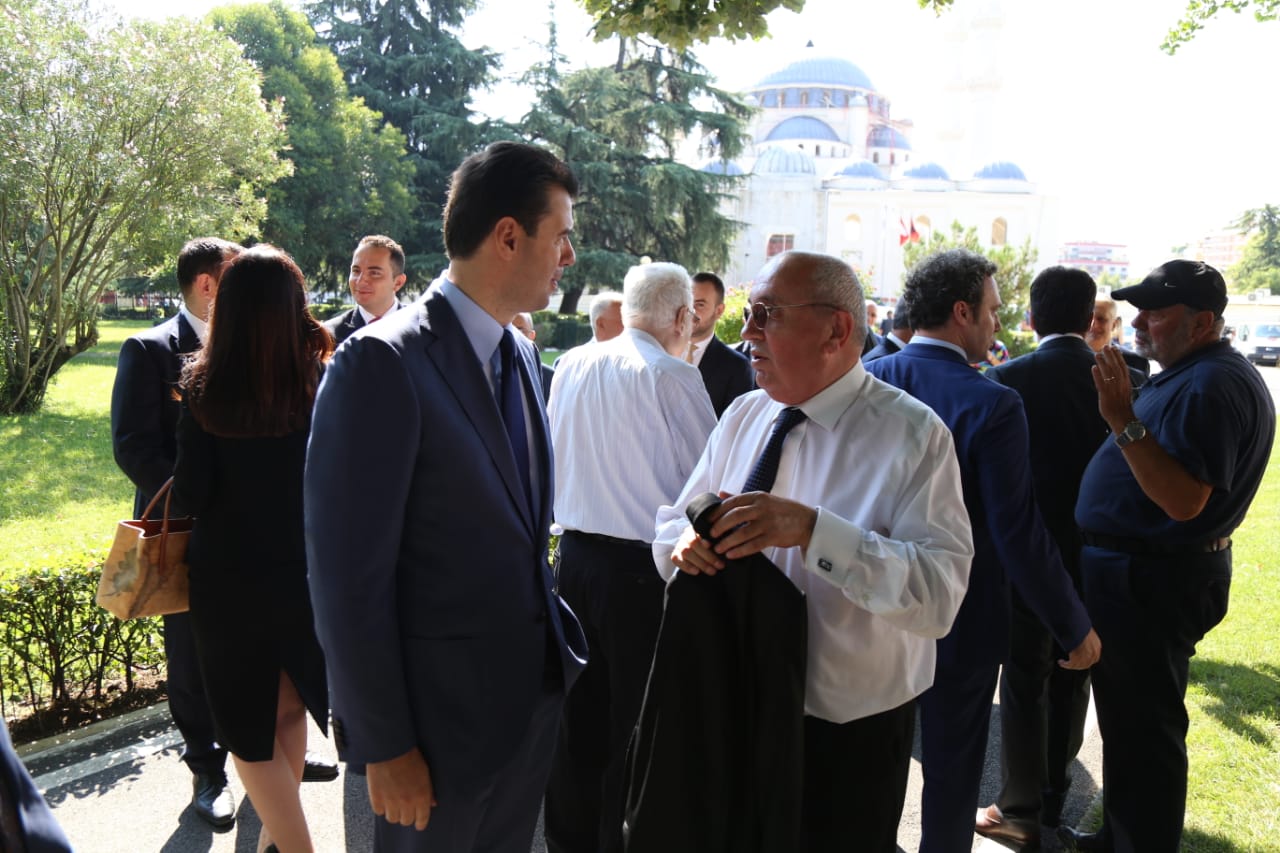FOTO/Politikanët lënë mënjanë debatet, përurojnë monumentin e Pjetër Arbnorit ‘Mandelës së Ballkanit”