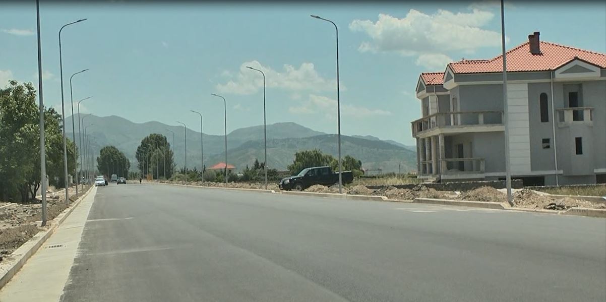 Aksi Korçë-Ersekë pa ndricim, hajdutët vjedhin kabllin elektrik të rrugës