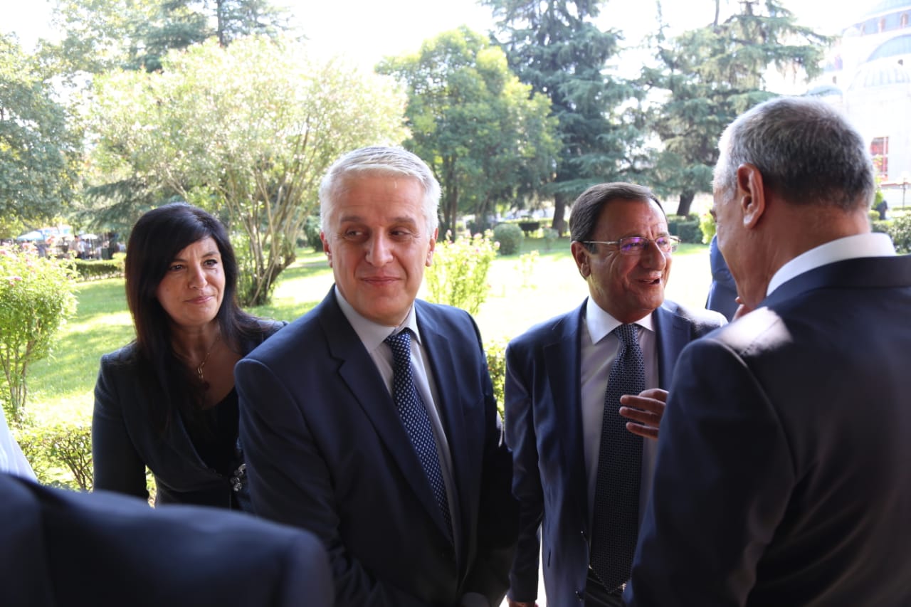 FOTO/Politikanët lënë mënjanë debatet, përurojnë monumentin e Pjetër Arbnorit ‘Mandelës së Ballkanit”