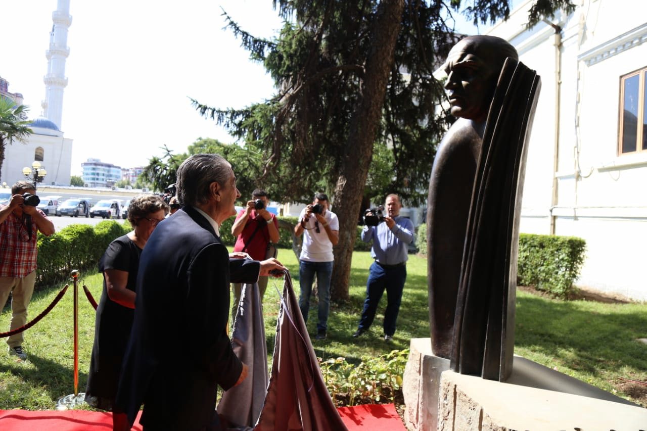 FOTO/Politikanët lënë mënjanë debatet, përurojnë monumentin e Pjetër Arbnorit ‘Mandelës së Ballkanit”