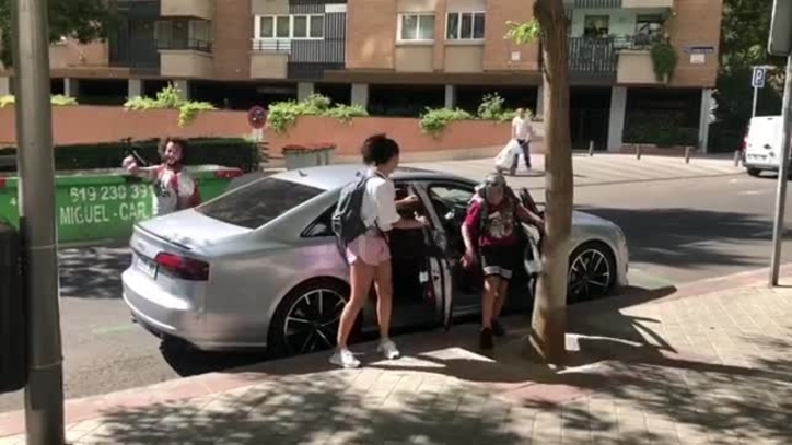 VIDEO/Marcelo del në menyrë të cuditshme nga makina, ndjek ritmin e muzikës