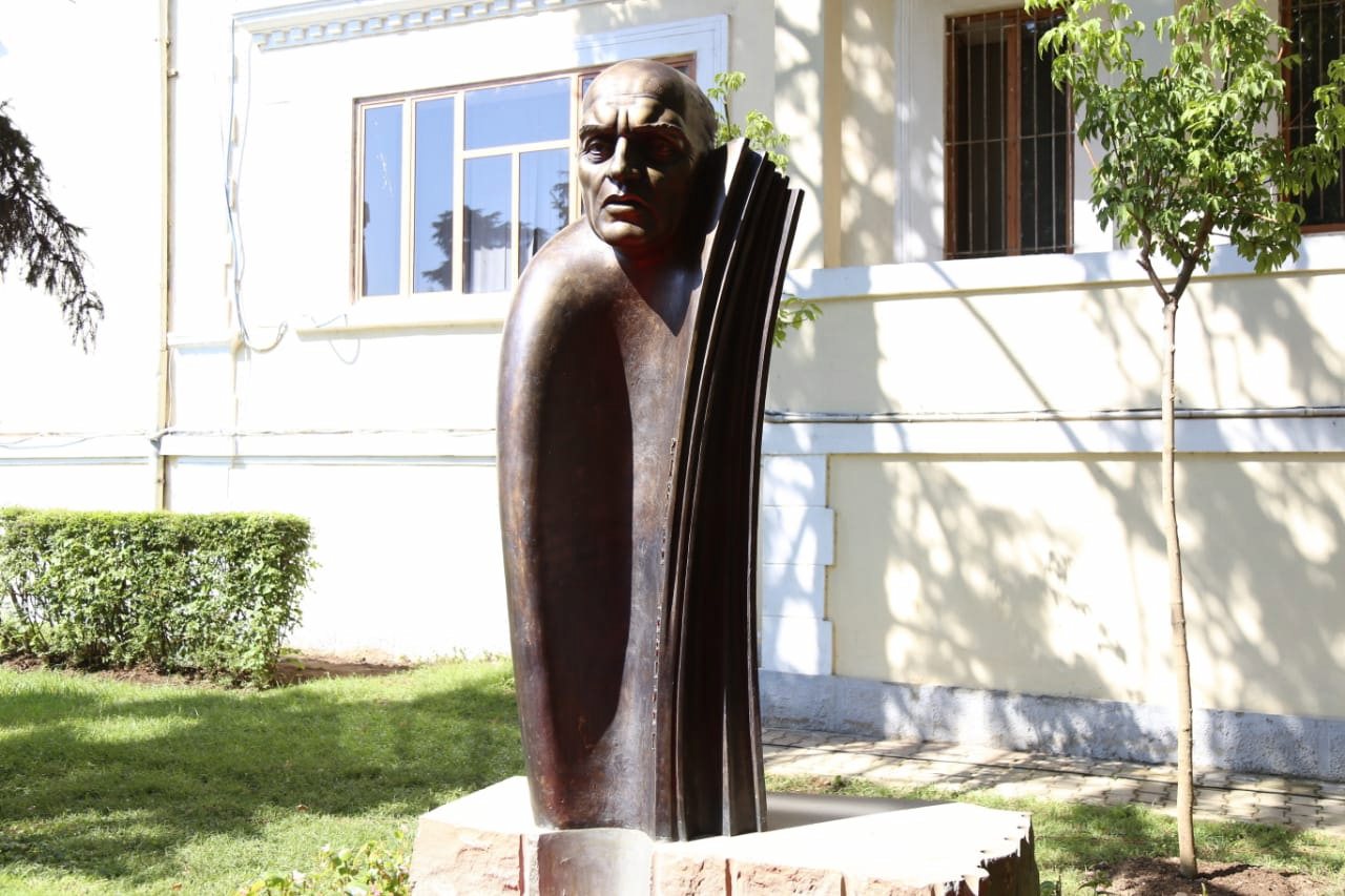 FOTO/Politikanët lënë mënjanë debatet, përurojnë monumentin e Pjetër Arbnorit ‘Mandelës së Ballkanit”