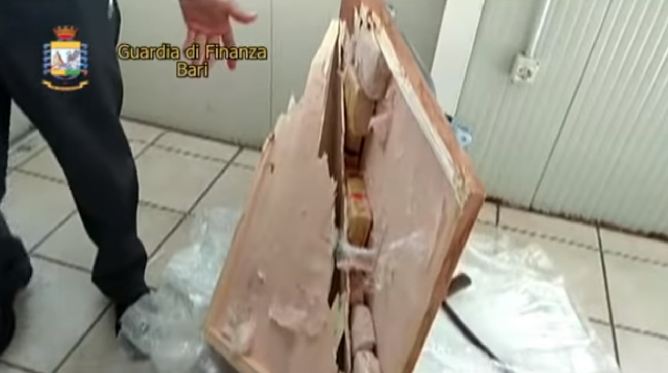 Me 30 kg heroinë të fshehur në tavolinë, kush janë dy të rinjtë e arrestuar në Bari (Foto+Emra)