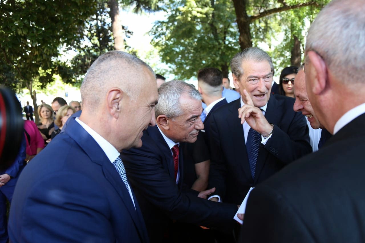 FOTO/Politikanët lënë mënjanë debatet, përurojnë monumentin e Pjetër Arbnorit ‘Mandelës së Ballkanit”