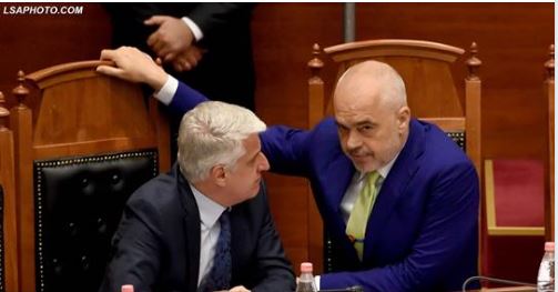 FOTO/Pandeli Majko rikthehet pas ‘sherrit’ me Ramën  në kuvend