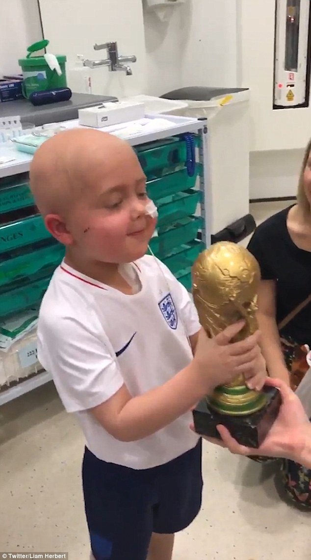 VIDEO/Kapiteni i Anglisë Harry Kane lumturon djaloshin që lufton me kancerin, i sjell kupën e botës