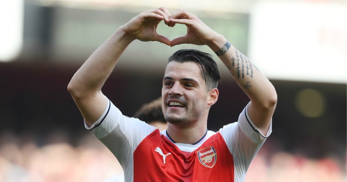 Xhaka “provokon” sërish, bën shqiponjën me një person të vecantë