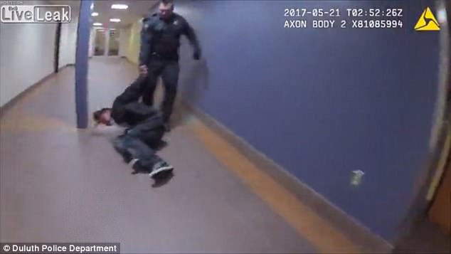 VIDEO/Polici tërheq zvarrë të arrestuarin dhe i përplas kokën në derë