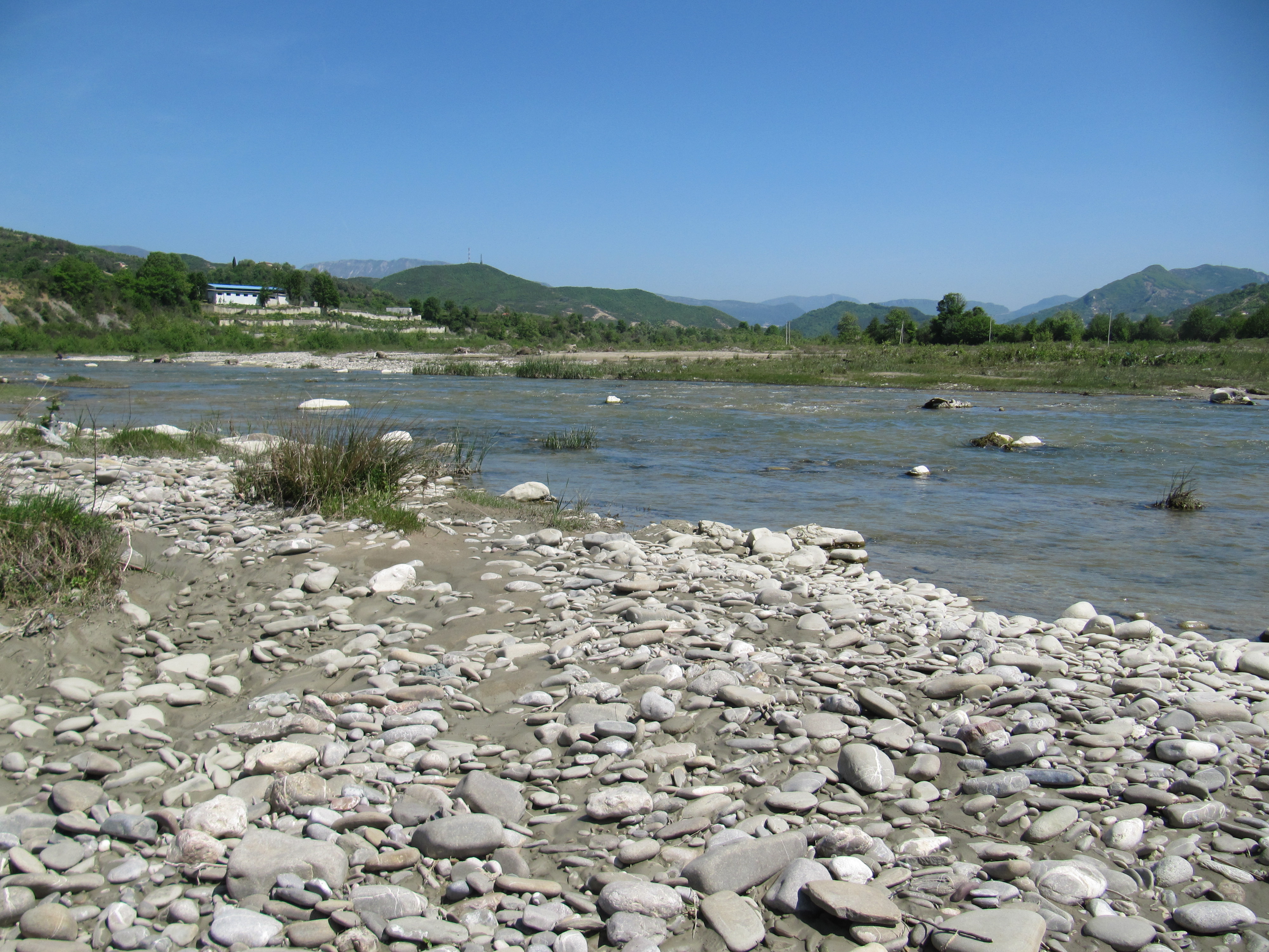 E rëndë/ Lumi merr me vehte 19 vjeçarin, humb jeten
