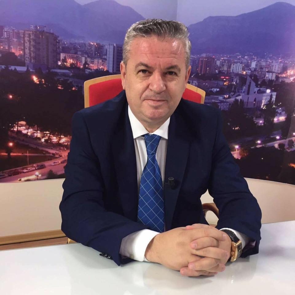 Deputeti Murrizi përcjell me romuze ambasadoren Vllahutin:  Suksese ne jete o “ trajnerja” me fustan roze e ekipit mavi!