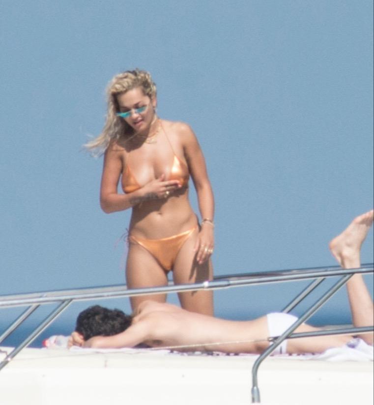 FOTOT/ Rita Ora në Spanjë në një yacht luksoz e shoqëruar me…