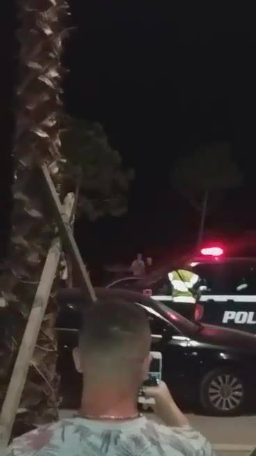 DENONCIM/Policia dhunon qytetarët në Vlorë, terrorizohen pushuesit (VIDEO)