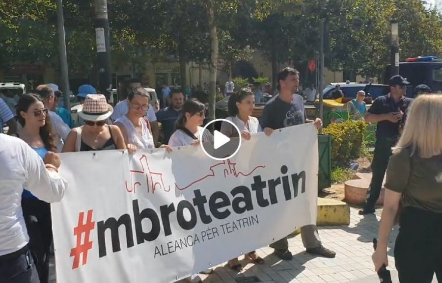 Protesta para Kuvendit për mbrojtjen e Teatrit, qytetaret ne krah te artit