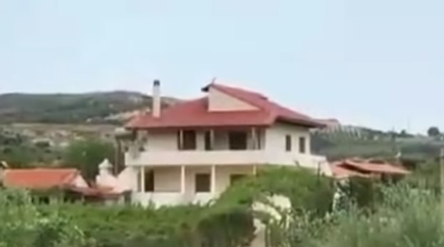 FOTO/Kjo është vila e vajzës që grabiste me armë pikat e karburanteve