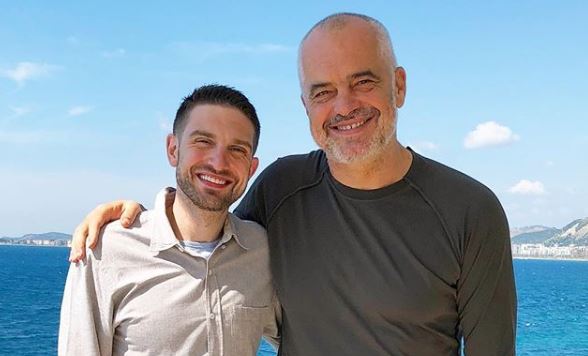 Alex Soros kalon disa orë të mira me Edi Ramën në plazhet e jugut