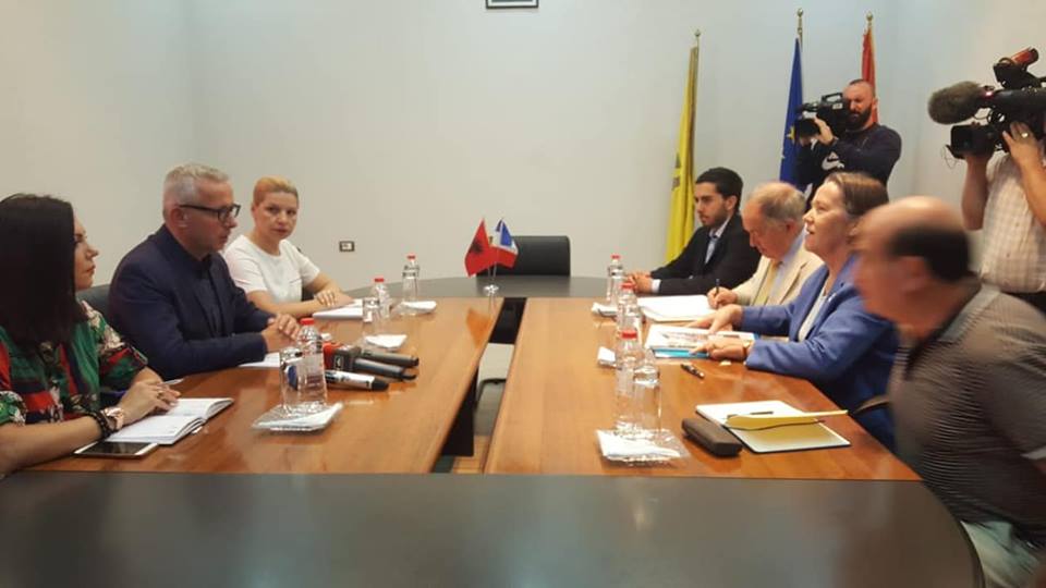 Paralajmëron ambasadorja franceze: Reforma në Drejtësi do prekë postet më të larta