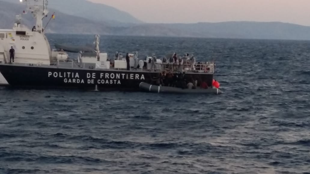 Foto/Anija shqiptare shpëton gomonen me emigrantë në detin Egje