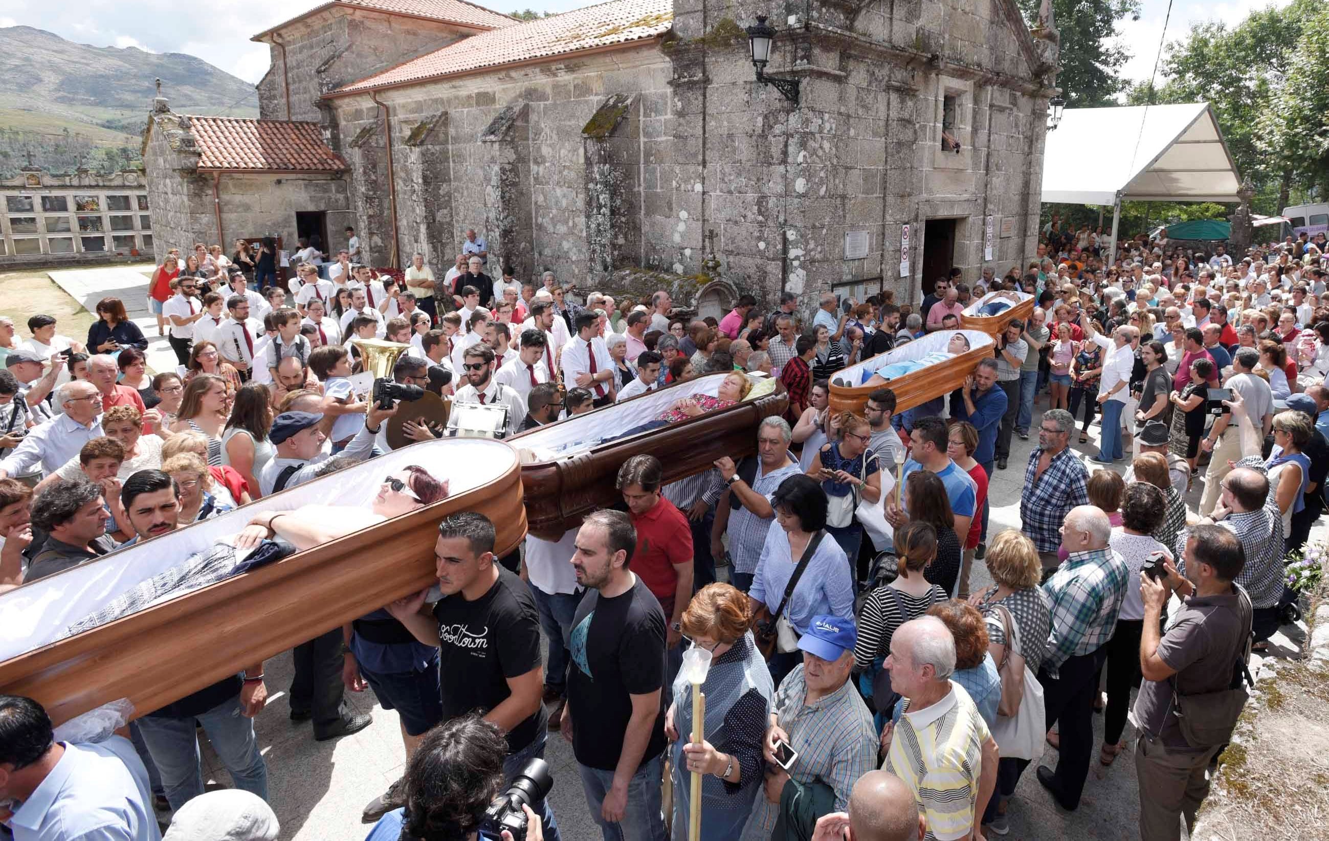 VIDEO/ Rituali që po habit botën, njerëzit futen në arkivol të gjallë