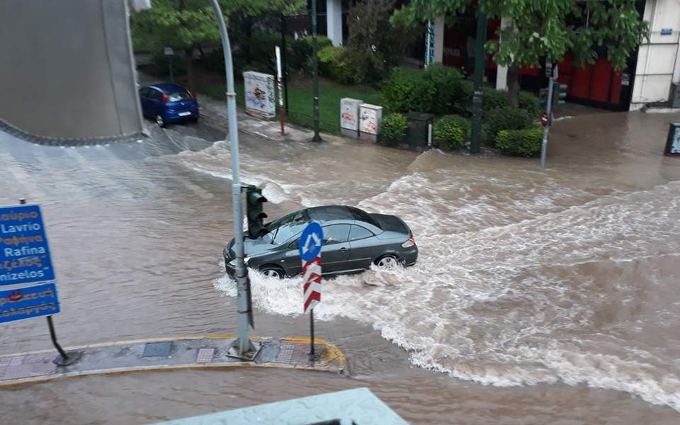 Banorëve të Athinës nuk u ndahen fatkeqësitë, pas flakëve, fillojnë përmbytjet(FOTO)