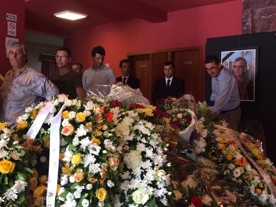 FOTO/Homazhe për Fadil Hasën, Berisha dhe Basha nderojnë aktorin e madh të humorit