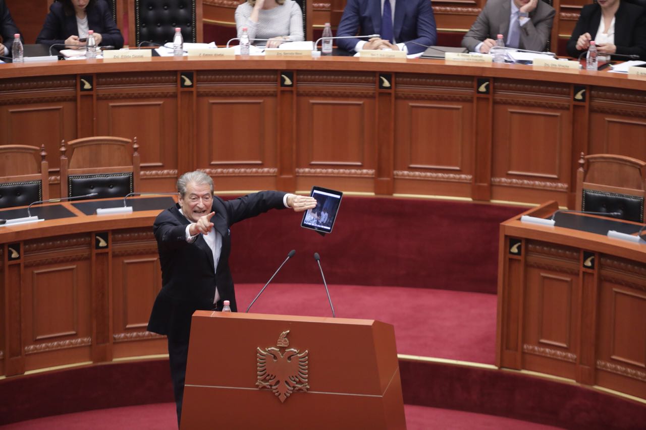 “Nuk jam nga ata qe prish familjet”, Berisha ben publike foton e Rames