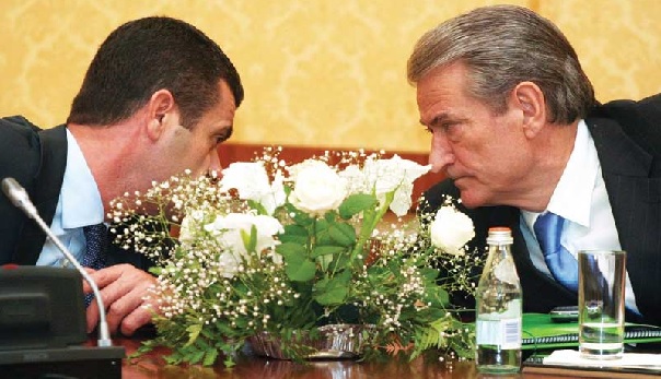 Astrit Patozi ironizon:”Eh, si vajti kjo punë, o doktor!”