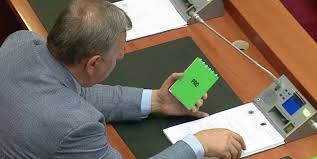 Emri/Votoi në vend të deputeti Tavo, zbulohet kush manipuloi votimin e ligjit të teatrit