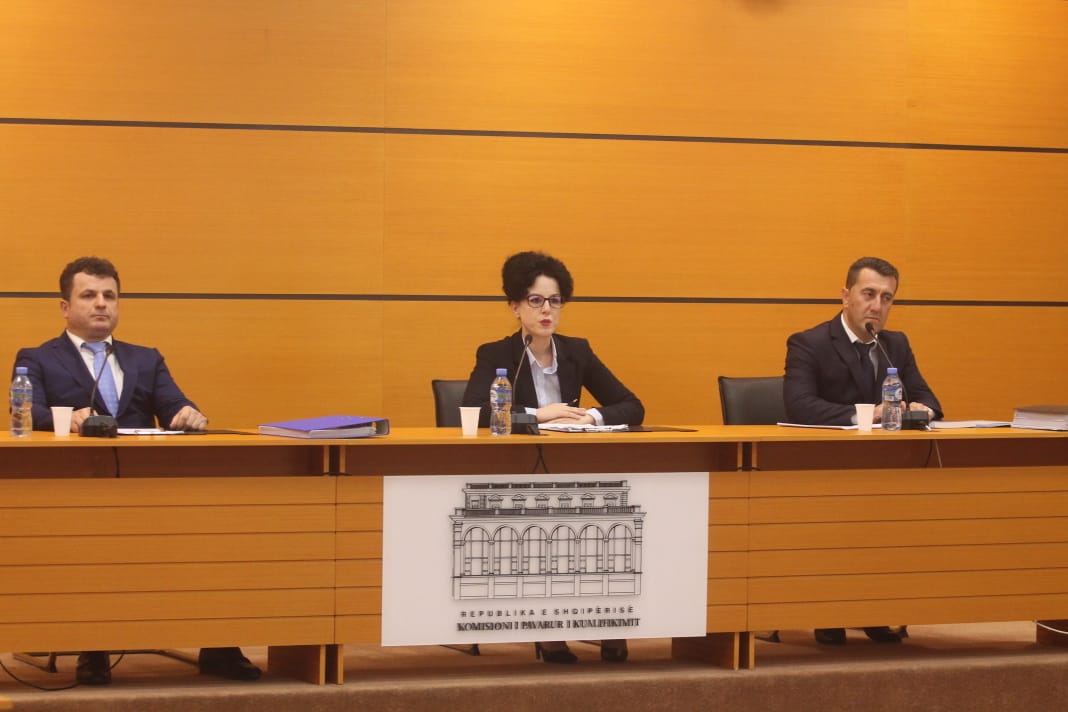 Vetting/Debate mes avokatit dhe trupit gjykues për gjyqtarin Artan Lazaj