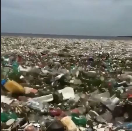 VIDEO/ E frikshme, Berisha publikon pamjet e ndotjes së detit në Durrës