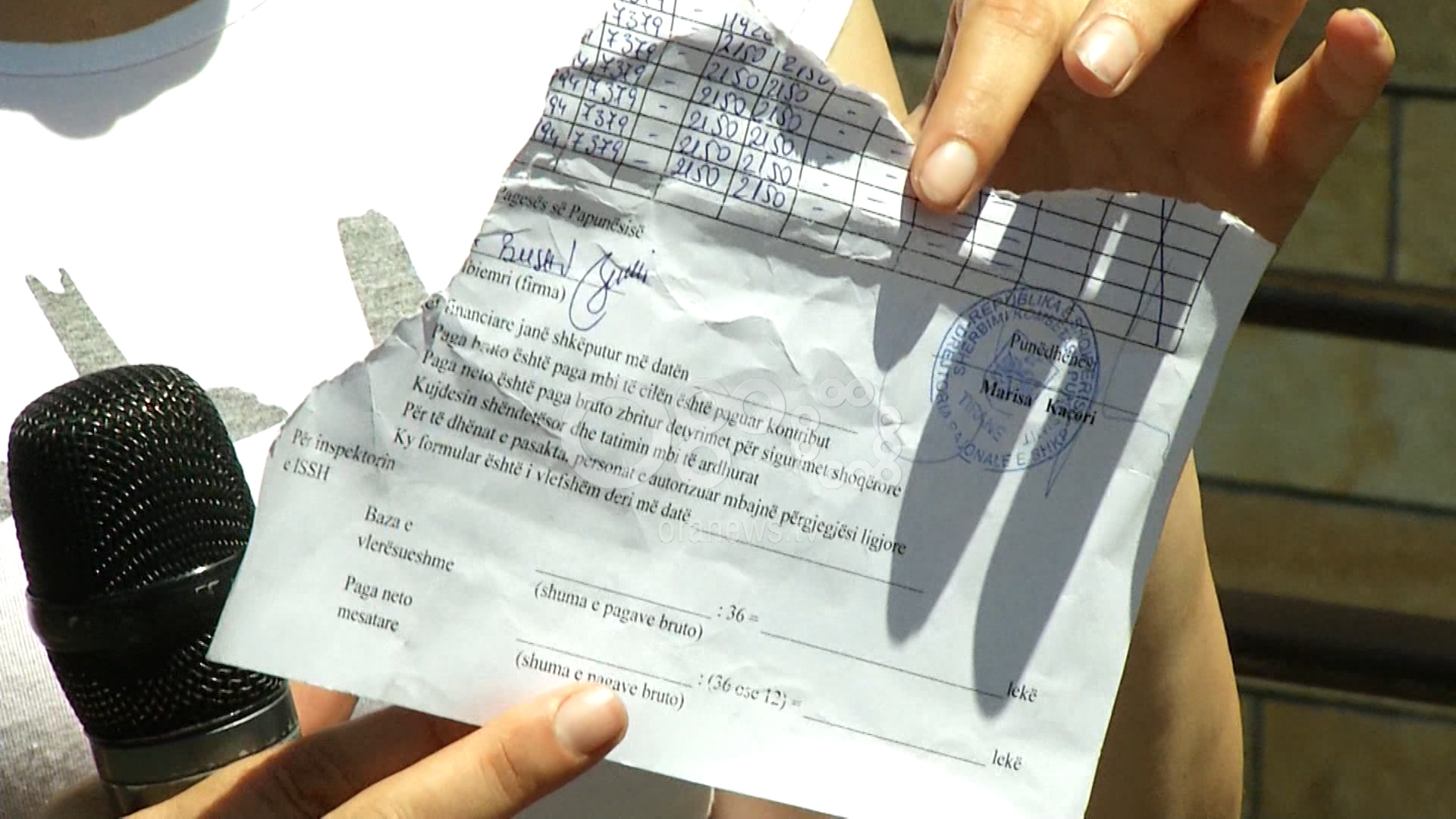 Ndodh edhe kështu në Shqipëri/Punonjësja e inatosur i gris dokumentat qytetarit