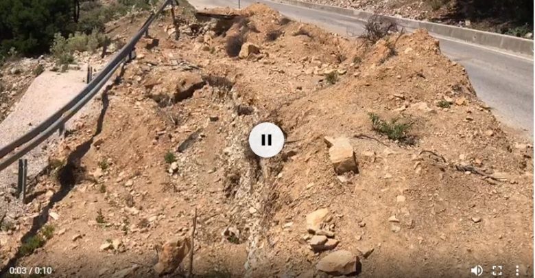 VIDEO/Rrëzohet masivi i dheut në aksin Qaf Gjashtë – Himarë, vështirësi në qarkullim