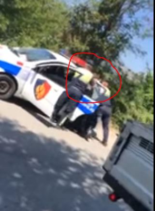 VIDEO/Qytetari lufton për bukën e gojës, shefi i policisë rrugore Burrel e dhunon