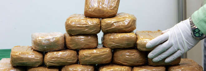 Video/Shqiptari dhe vajza greke kapen me 56 pako heroinë, si e kishin fshehur drogën