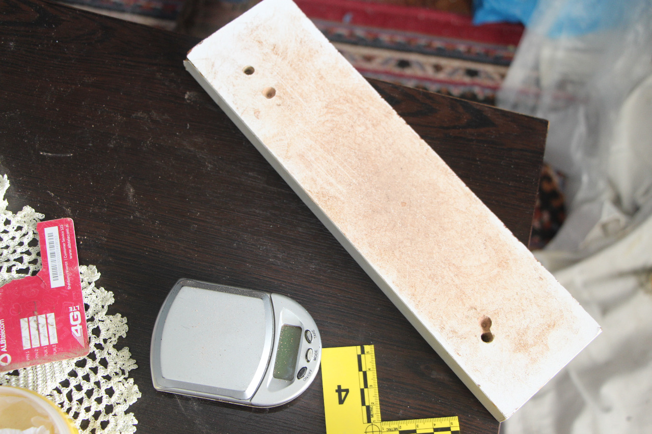 Në aksesorët e celularëve fshihnin droga të forta, si u kapën vëllezërit korçarë