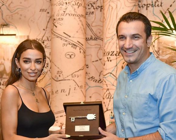 Veliaj i jep “Çelsin e Tiranës” këngëtares shqiptare “Entela” Foureira