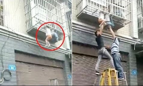 Varen te ballkoni, dy femijët shpëtohen nga fqinji hero