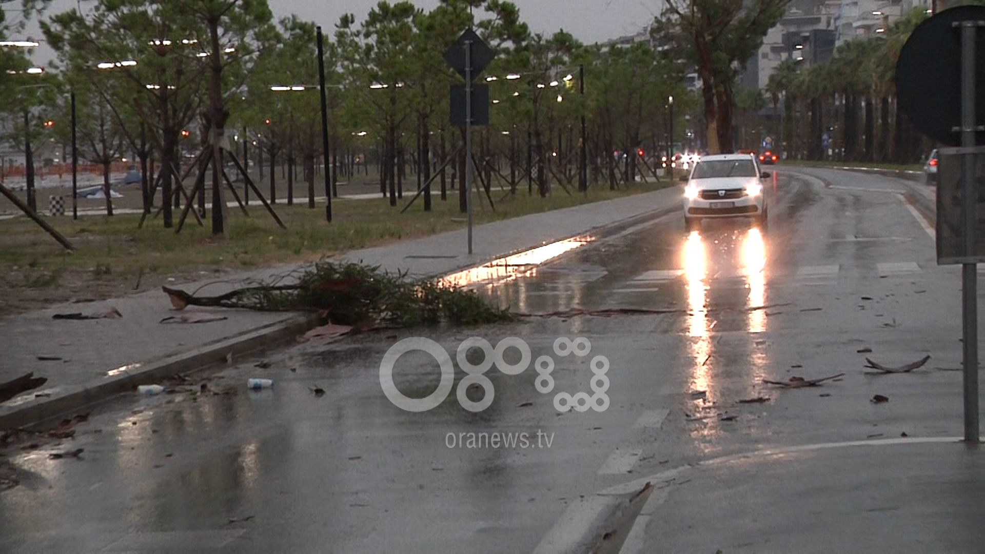 FOTO & VIDEO/Cikloni godet rëndë Vlorën, shpejtësia e erës 180 km/h
