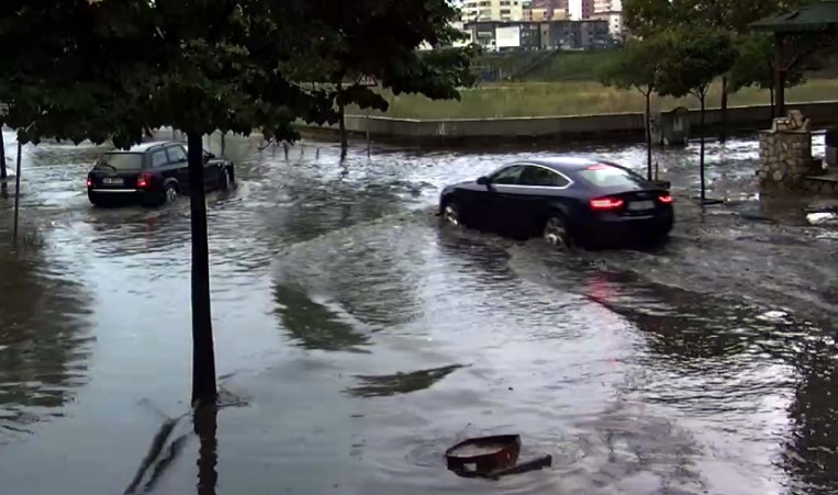 FOTO & VIDEO/Si e shpërfytyroi moti i keq Shqipërinë në pak orë