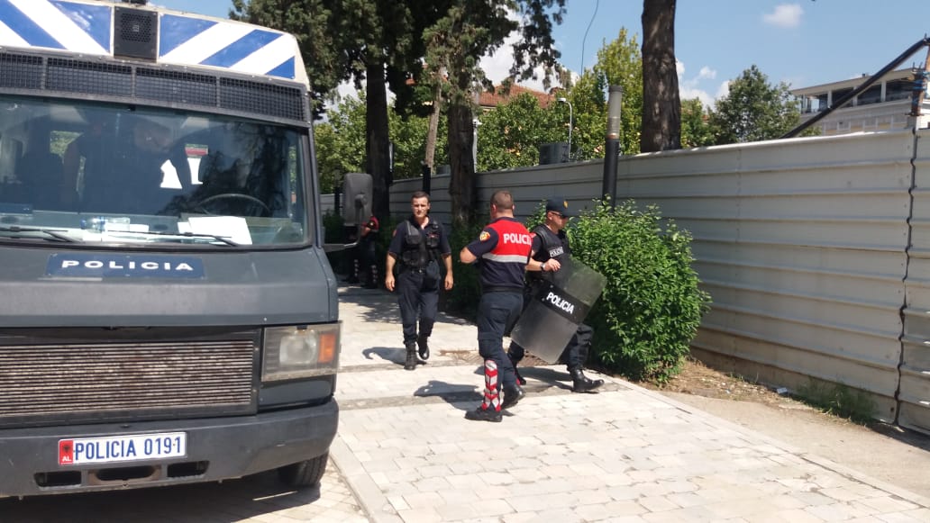 FOTO/Rama dërgon forcat speciale në Kuvend, priten trazira në sallë dhe jashtë saj