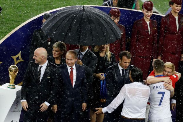 VIDEO/Shokuese, gruaja vjedh medaljet gjatë ceremonisë finale të Kupës së Botës