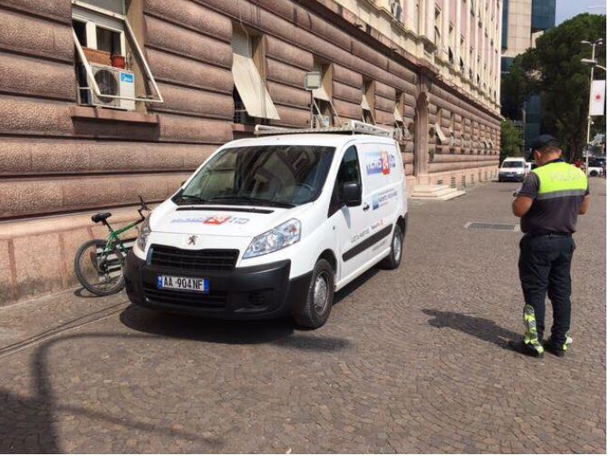 FOTO/Mediat ‘pengohen’ të transmetojnë mbledhjen e komisioneve, i gjobitin para Kuvendit